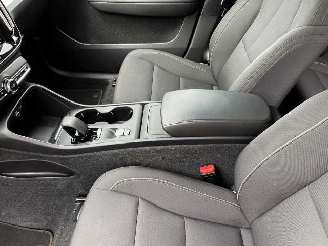 Volvo  Momentum Pro 2WD T3 EU6d AHK Navi digitales Cockpit Soundsystem LED Kurvenlicht